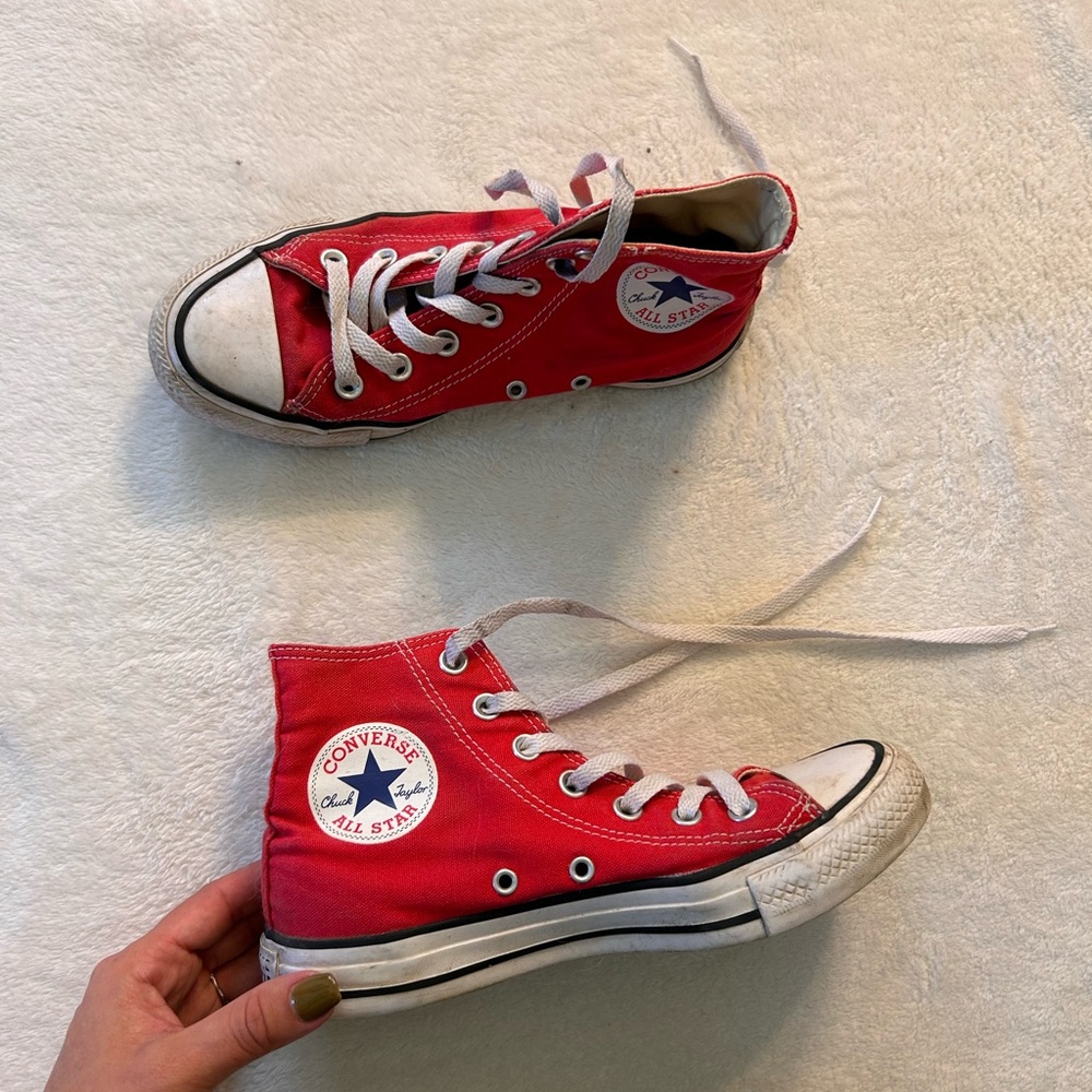 Red converse - Picture 3 of 5